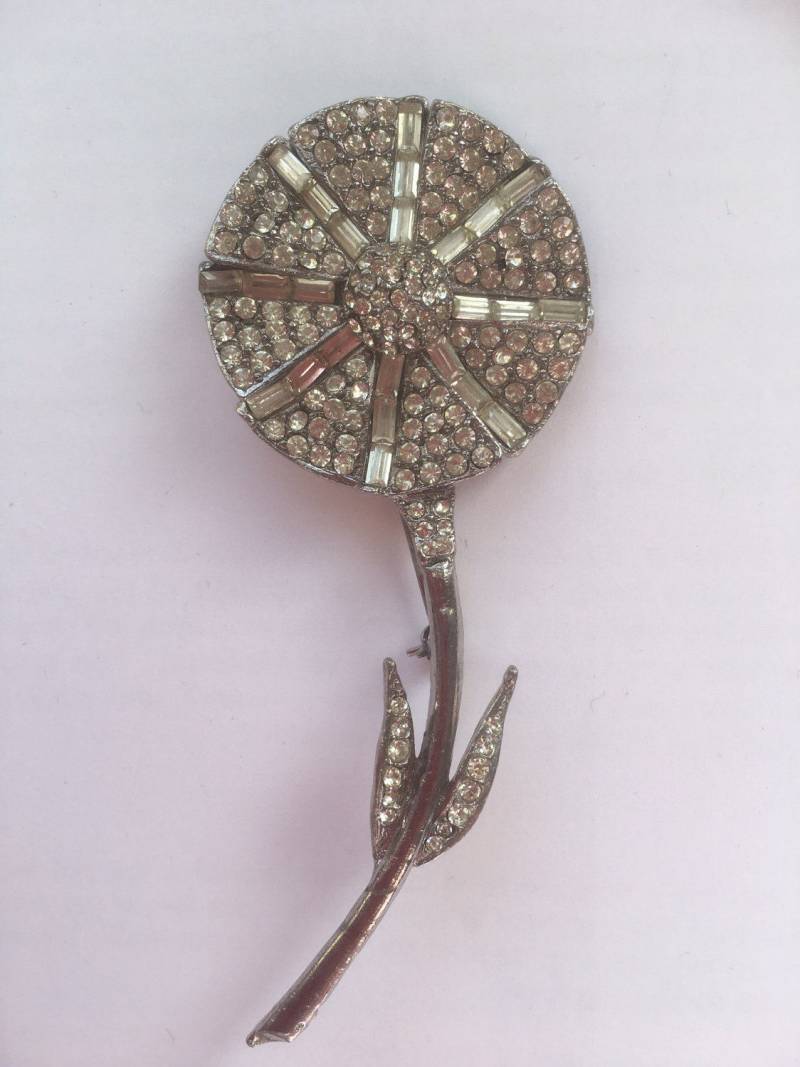 Vintage Blumen-Statement-Brosche „Daisy" Aus Den 1960Er-Jahren. 1960Er-Jahren Klaren Strasssteinen Und Silberfarbenem Metall Vintage Blumen-Statement-Brosche „Daisy" Aus Den 1960Er-Jahren. 1960Er-Jahren Klaren Strasssteinen Und Silberfarbenem Metall von NeverOutOfDate