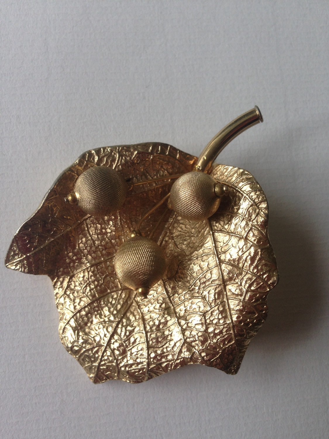 Vintage Großes Blatt Mit Beeren Brosche Sa Designer Gold Tone Textured Und Signiert Vintage Großes Blatt Mit Beeren Brosche Sa Designer Gold Tone Textured Und Signiert von NeverOutOfDate