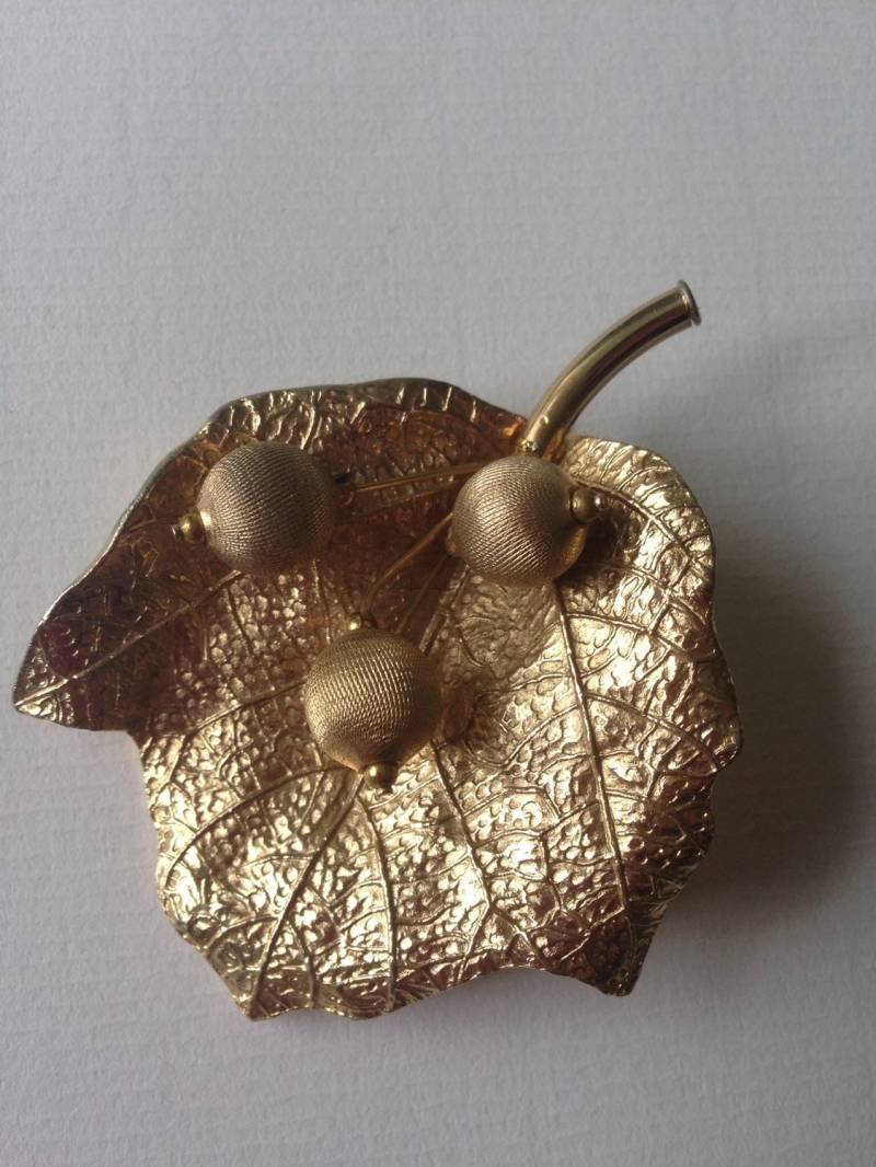 Vintage Großes Blatt Mit Beeren Brosche Sa Designer Gold Tone Textured Und Signiert von NeverOutOfDate