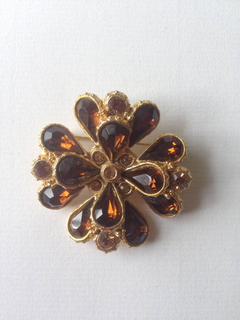 Vintage Heraldic Brosche - West Signiert Kreuz Topas Farbe Glas Pin Aussage von NeverOutOfDate