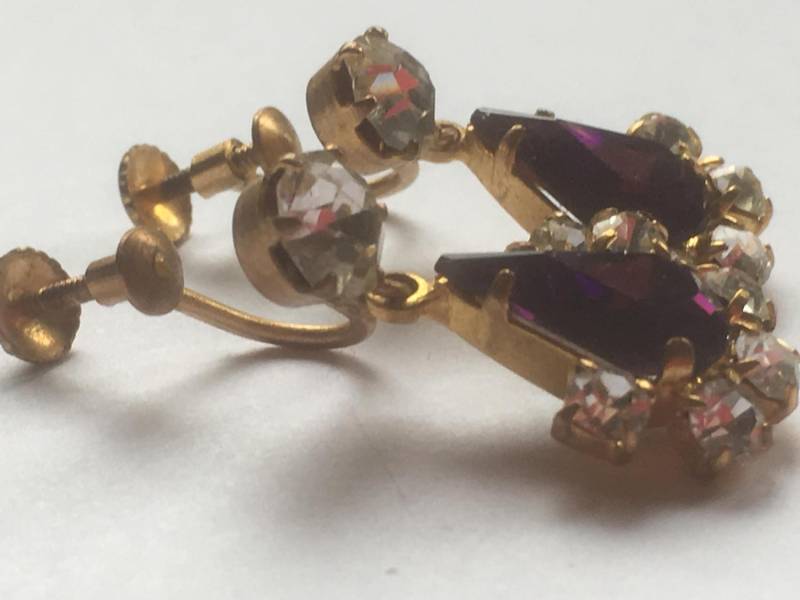 Vintage-Ohrringe Aus Simuliertem Amethyst Und Klarem Glas Mit Strasssteinen Den 1960Er Jahren Schraubverschluss Vintage-Ohrringe Aus Simuliertem Amethyst Und Klarem Glas Mit Strasssteinen Den 1960Er Jahren Schraubverschluss von NeverOutOfDate