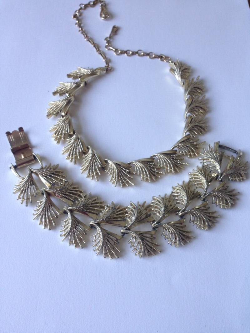 Vintage-Set - Clip-On Ohrringe, Halsband Und Armband 50Er Jahre Statement Set Gold-Ton-Set Halskette Kostüm Schmuck Vintage-Set - Clip-On Ohrringe, Halsband Und Armband 50Er Jahre Statement Set Gold-Ton-Set Halskette Kostüm Schmuck von NeverOutOfDate