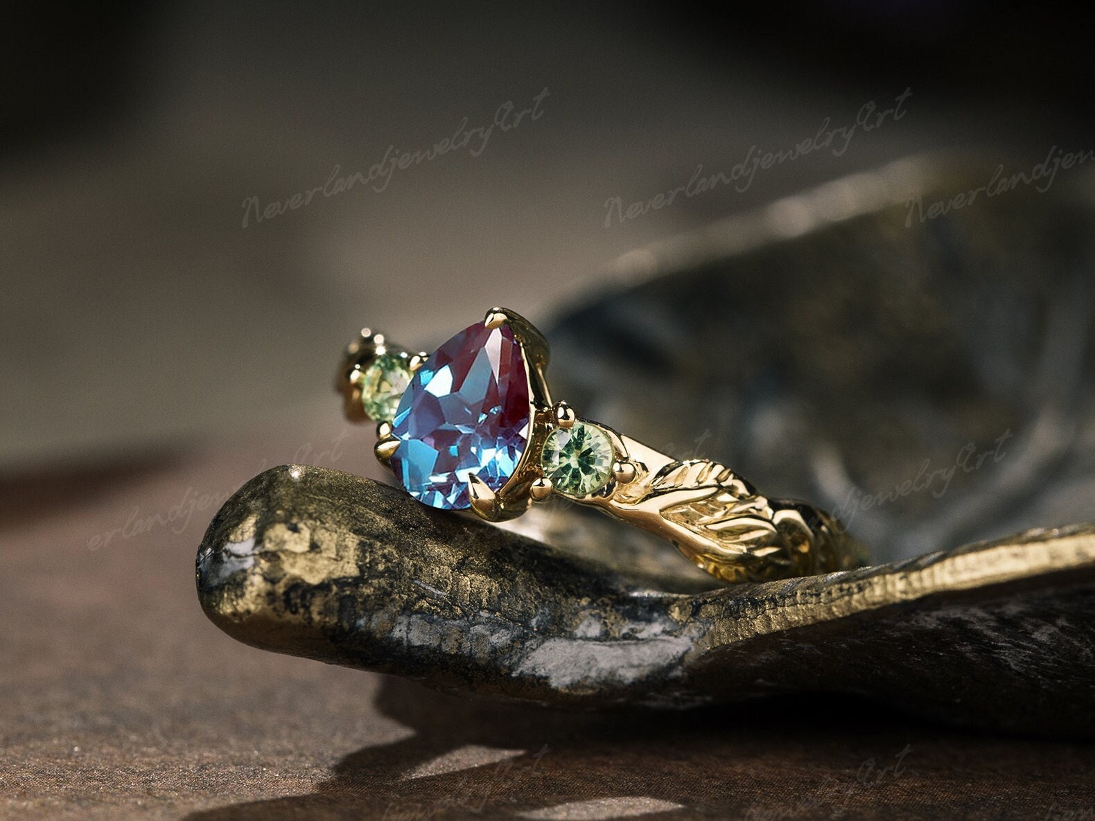 Einzigartiger Birnen Alexandrit Verlobungsring Natur Inspiriert Blatt Graviert Braut Versprechen Ring Vintage Gelb Gold Grüner Saphir Handgemachter von NeverlandjewelryArt