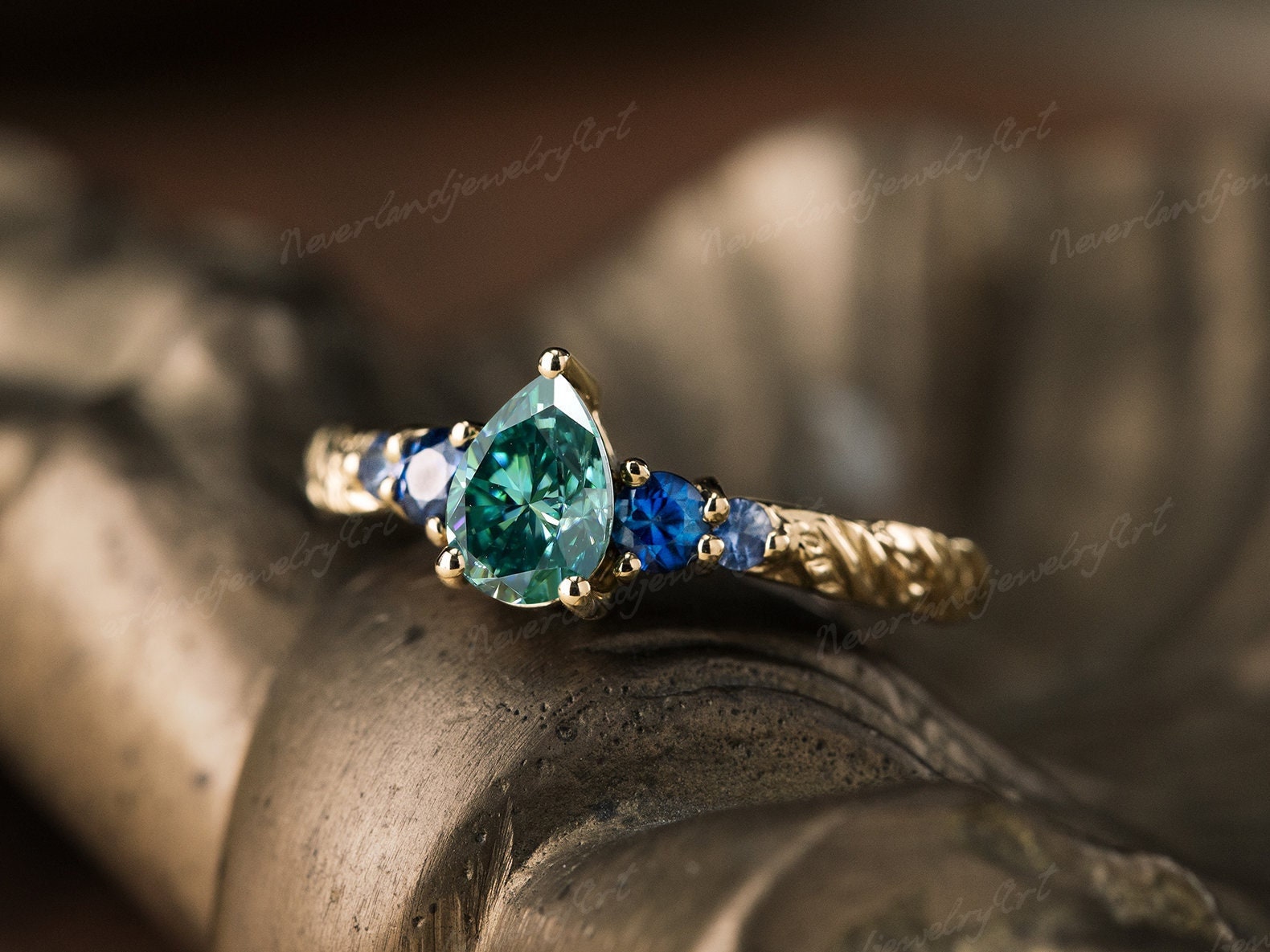 Einzigartiger Grüner Moissanit Verlobungsring Vintage Gelbgold Rund Blau Saphir Fünf Stein Ring Natur Blatt Graviert Ehering von NeverlandjewelryArt