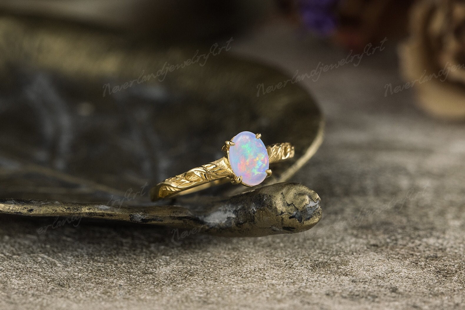 Ovaler Opal Verlobungsring Natur Solitär Hochzeitsversprechen Ring Inspiriert Blatt Gravur Gelbgold Braut Geschenk von NeverlandjewelryArt