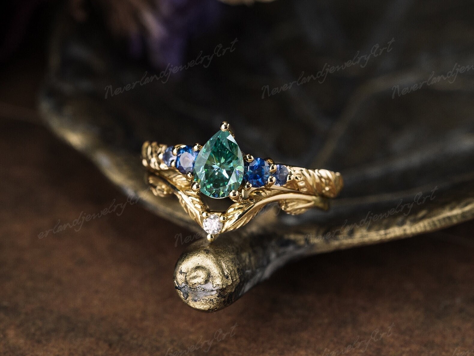 Pear Green Moissanite Verlobungsring Set Art Deco Rund Blau Saphir Braut Natur Inspiriert Blatt Gravierte V-Förmige Ehering von NeverlandjewelryArt