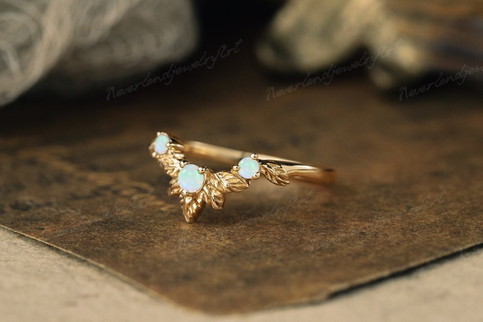 Vintage Opal Ehering Einzigartige Gelbgold Blattförmige Braut Band Natur Inspiriert Hand Gravieren Stapeln Schmuck Für Frauen von NeverlandjewelryArt