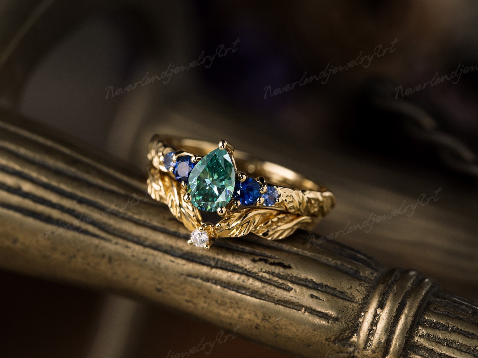 Vintage Pear Cut Grün Moissanite Verlobungsring Set Natur Inspiriert Blatt Graviert Gelbgold Braut Einzigartiger Blauer Saphir Diamant Ring von NeverlandjewelryArt