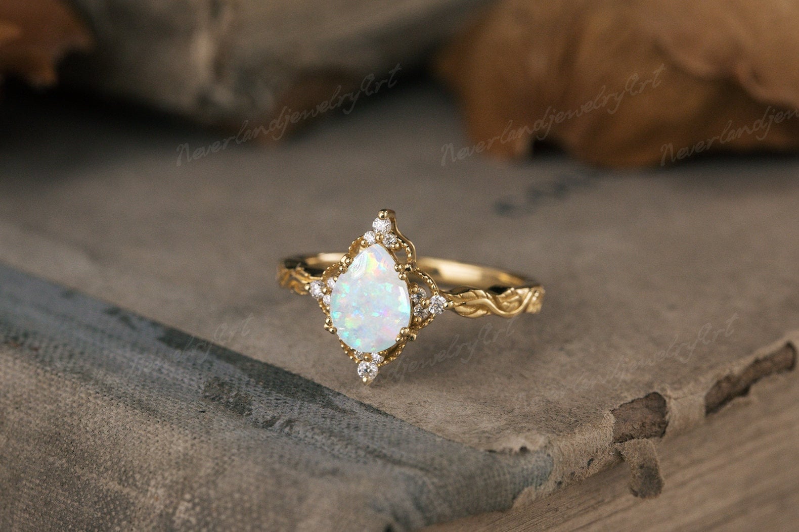 Vintage Pear Cut Opal Verlobungsring Natur Inspiriert Blatt Graviert Versprechen Ring Antik Gelb Gold Floral Diamant Cluster Braut von NeverlandjewelryArt