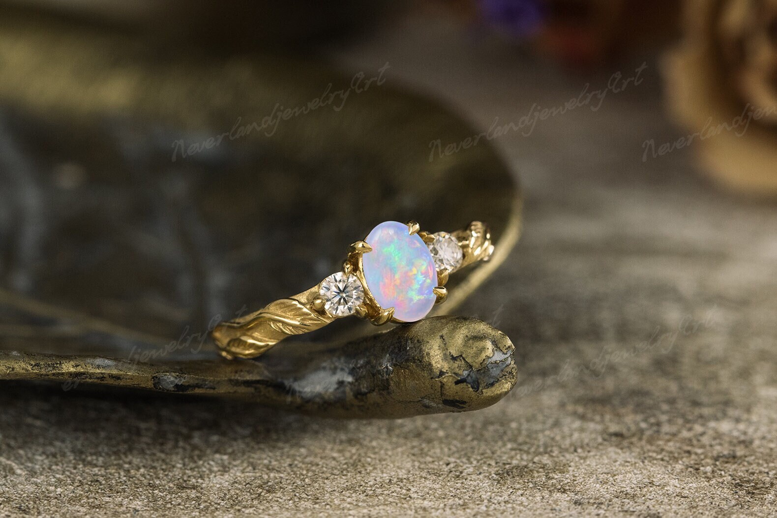 Zierlich Oval Cut Natürlicher Opal Verlobungsring Unikat Rund Diamant Drei Stein Ring Inspiriert Blatt Graviert Twist Braut Versprechen von NeverlandjewelryArt