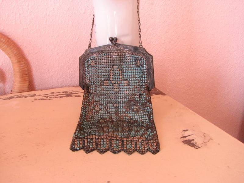 Art Deco Netztasche Mit Blauer Und Pfirsichfarbener Emaille von NevermoreAntiques