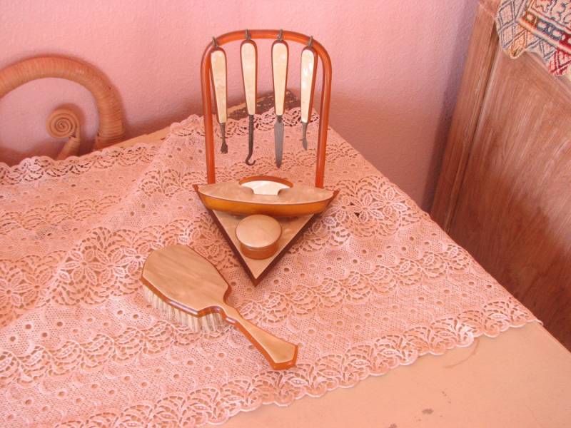 Art Deco Zelluloid Maniküre Set Mit Haarbürste von NevermoreAntiques