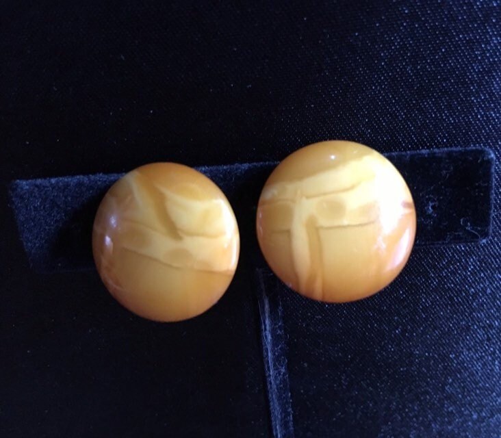 Bakelit Butterscotch Dot Ohrclips Bakelit Butterscotch Dot Ohrclips von NevermoreAntiques