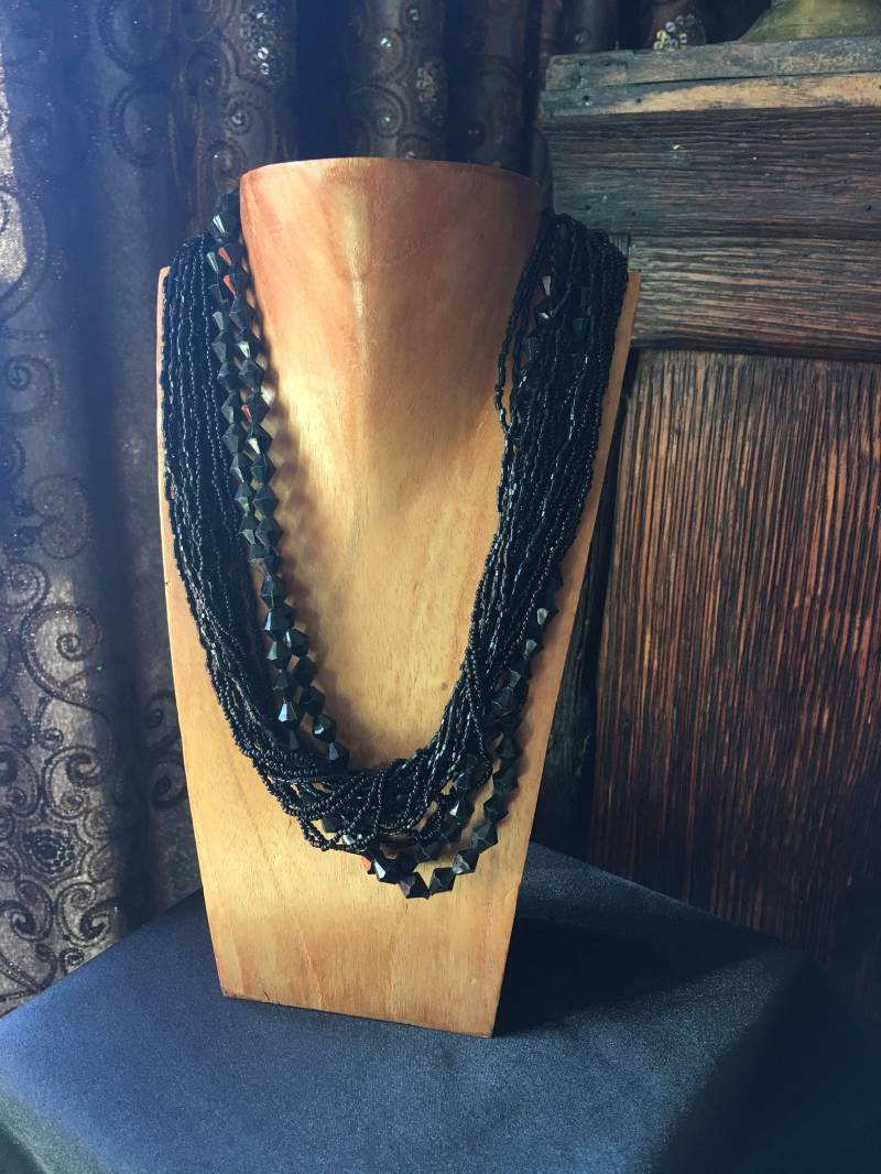 Vintage Schwarze Perlenkette 18-strang Kunststoffperlen, Hergestellt in Japan von NevermoreAntiques