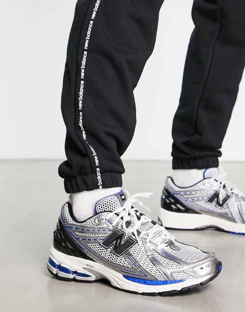 New Balance - 1906 - Sneaker in Metallic-Weiß und Blau mit Schwarz von New Balance