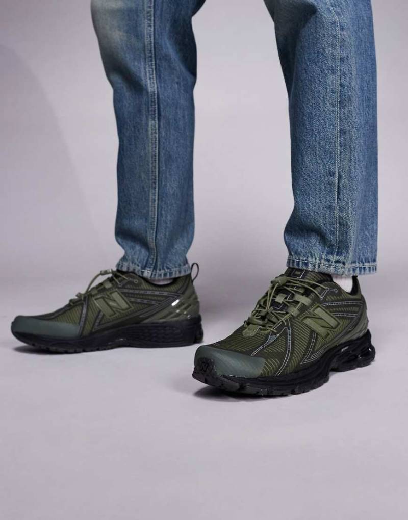 New Balance - 1906 - Sneaker in Olivgrün und Schwarz mit Knebelknopfverschluss von New Balance