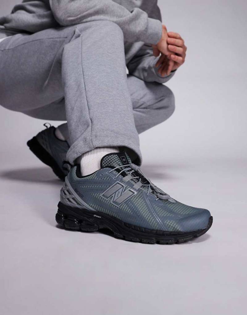 New Balance - 1906 - Unisex-Sneaker in Grau und Schwarz mit Knebelknopf von New Balance