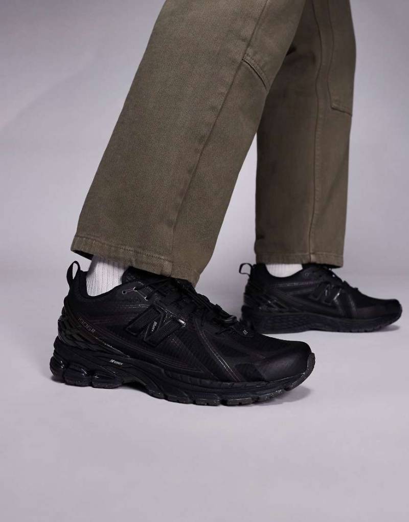 New Balance - 1906 - Unisex-Sneaker in Triple-Schwarz mit Knebelknopfverschluss von New Balance