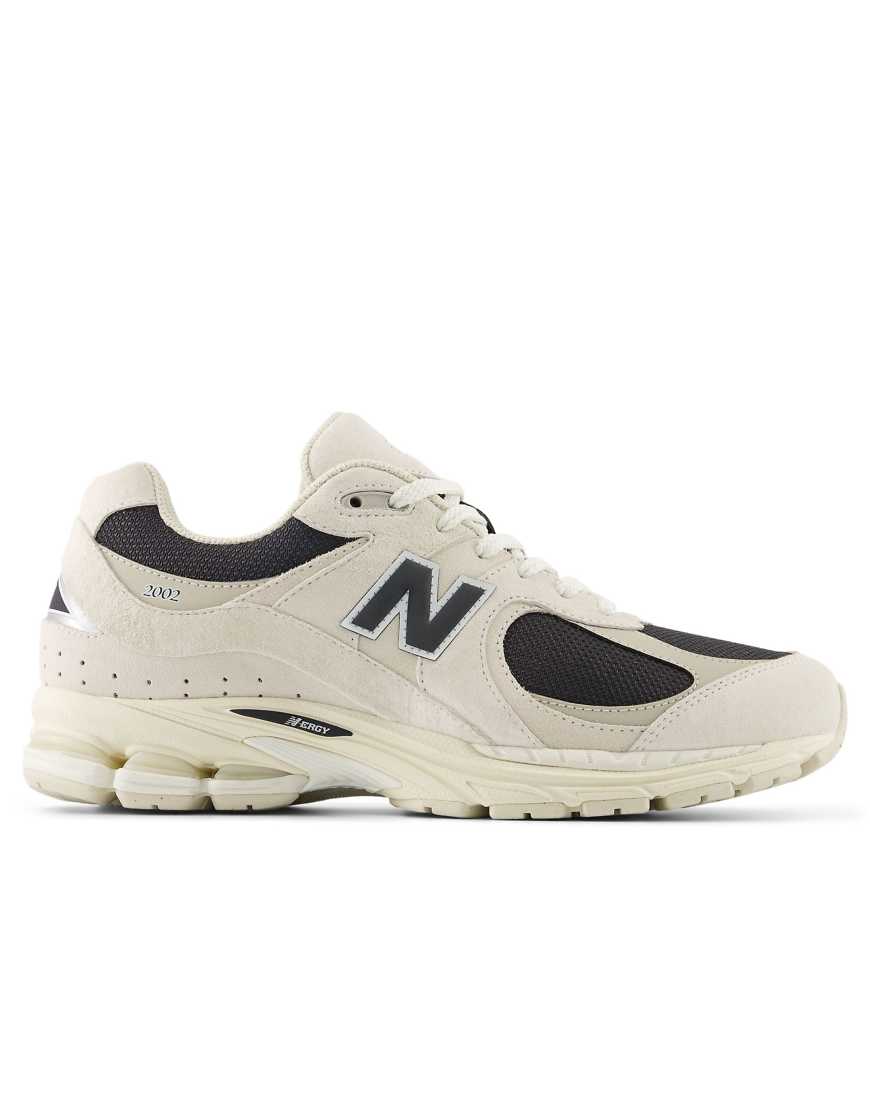 New Balance - 2002 - Sneaker in Beige und Schwarz von New Balance