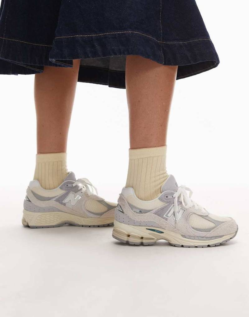 New Balance - 2002 - Sneaker in gebrochenem Weiß und Grau New Balance - 2002 - Sneaker in gebrochenem Weiß und Grau von New Balance