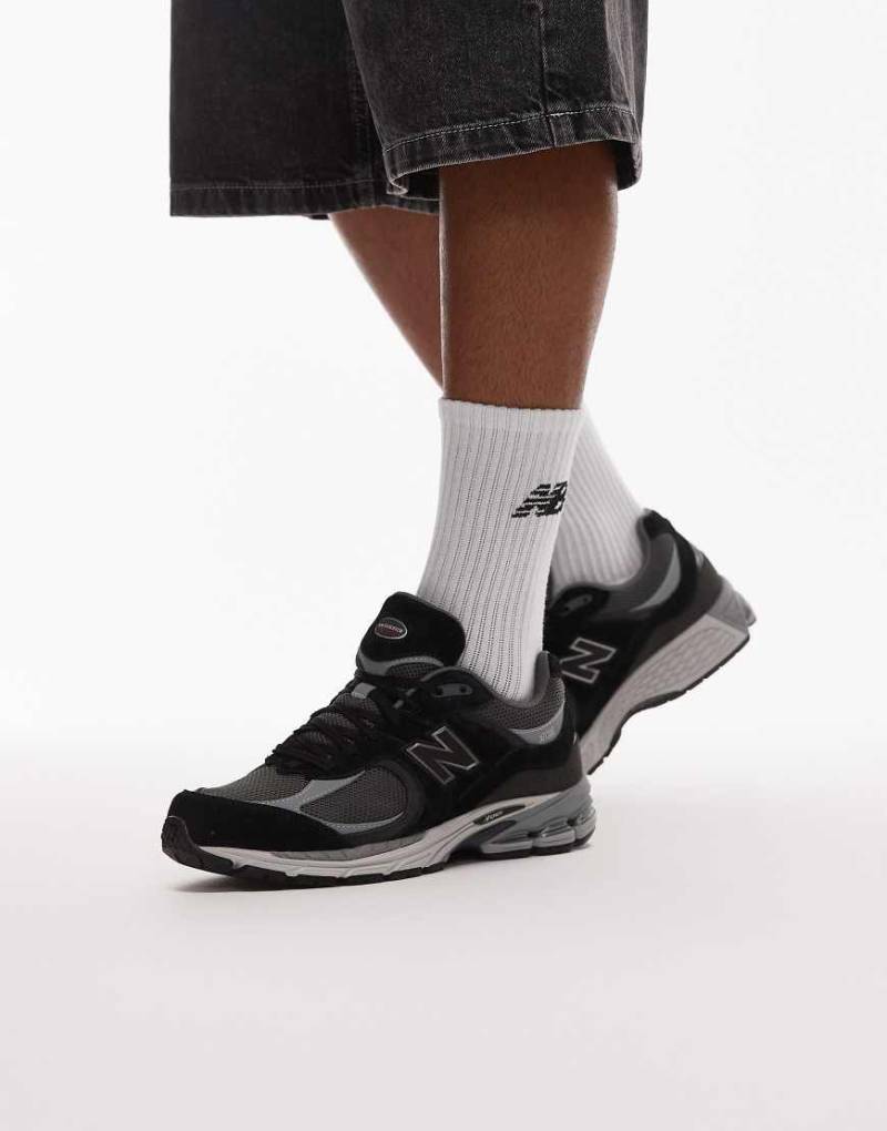 New Balance - 2002 - Unisex-Sneaker in Schwarz und Grau von New Balance