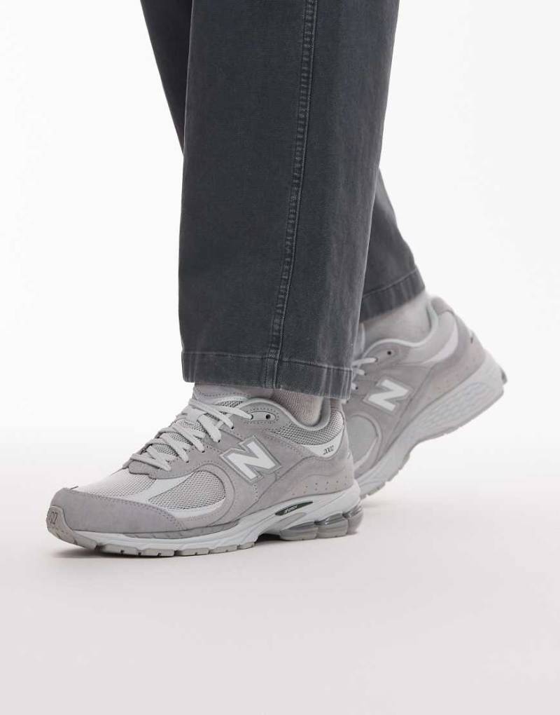 New Balance - 2002 - Unisex-Sneaker in Weiß und Grau von New Balance