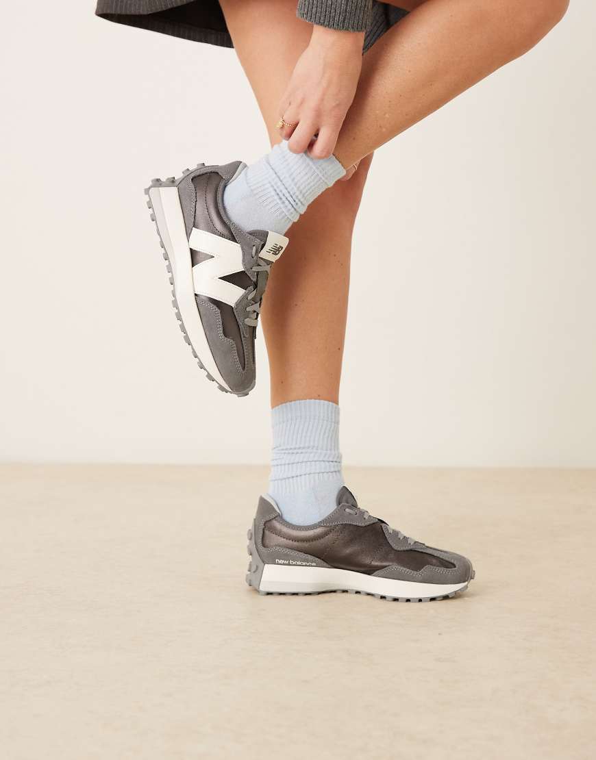 New Balance 327 - Sneaker in Grau und Silber von New Balance