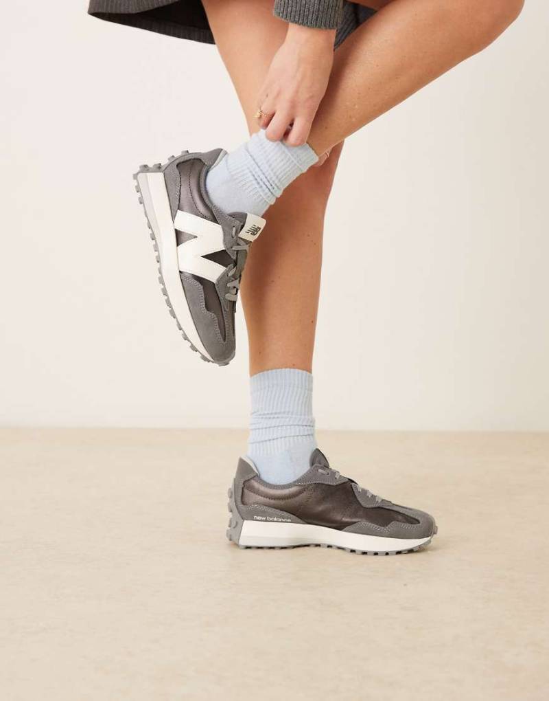 New Balance 327 - Sneaker in Grau und Silber von New Balance