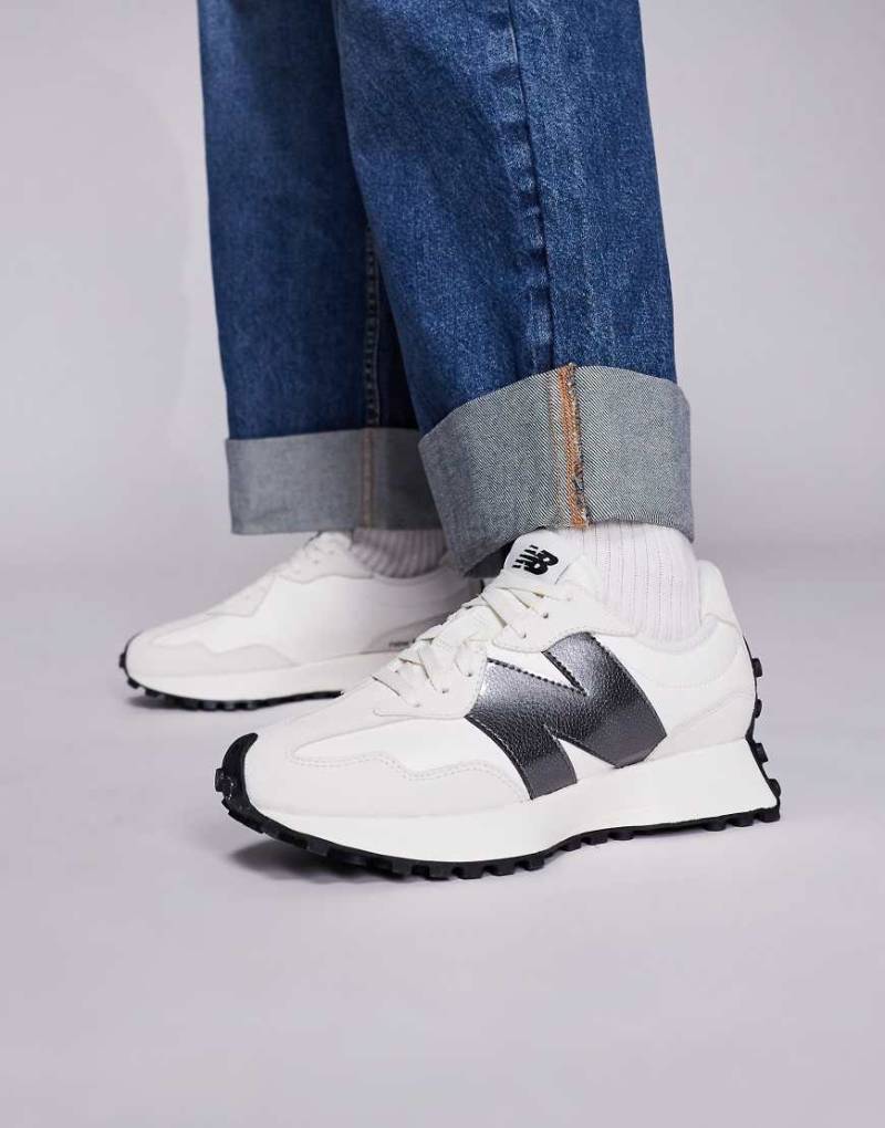 New Balance - 327 - Sneaker in Weiß mit Lack-Logo von New Balance