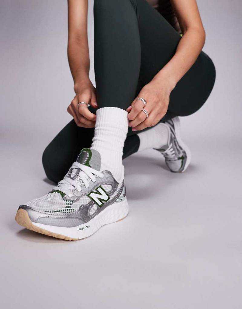 New Balance - Arishi - Laufschuhe in Silber und Grün-Grau von New Balance