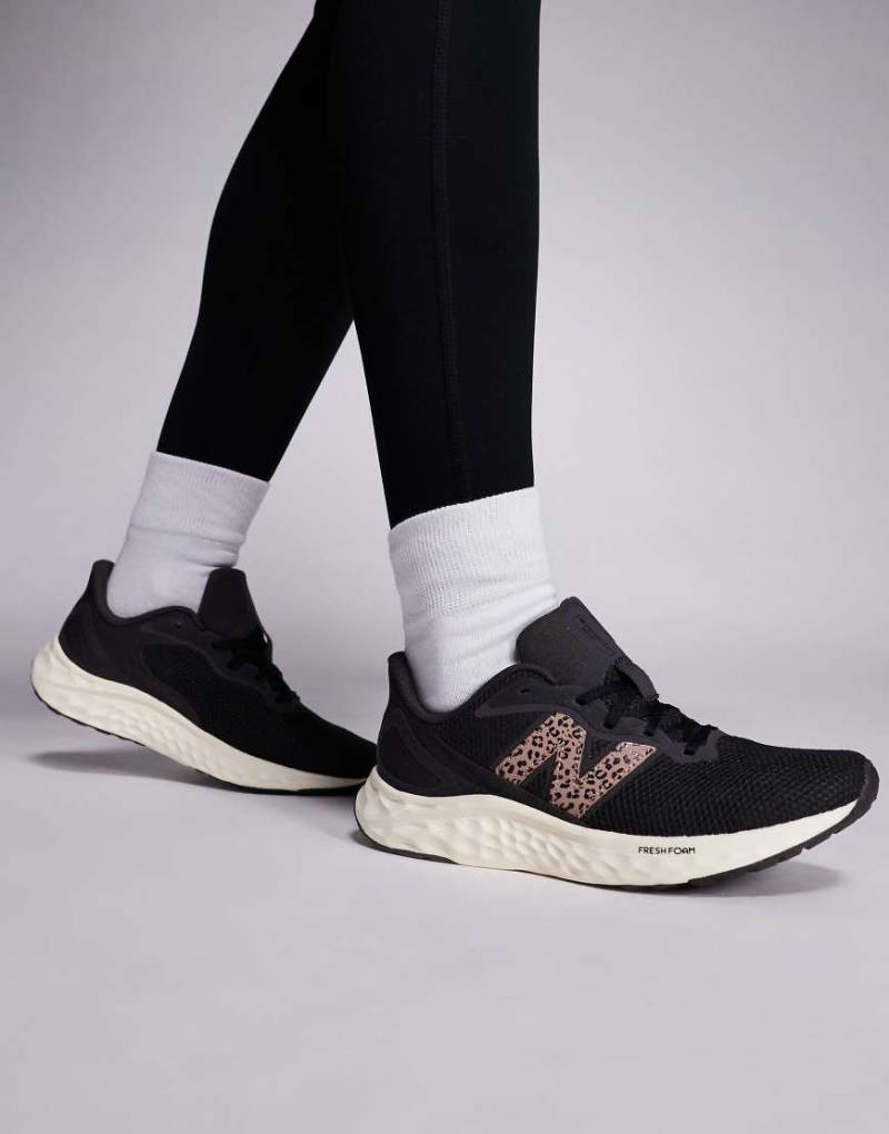 New Balance - Arishi - Laufsneaker in Schwarz und mit Leopardenmuster von New Balance