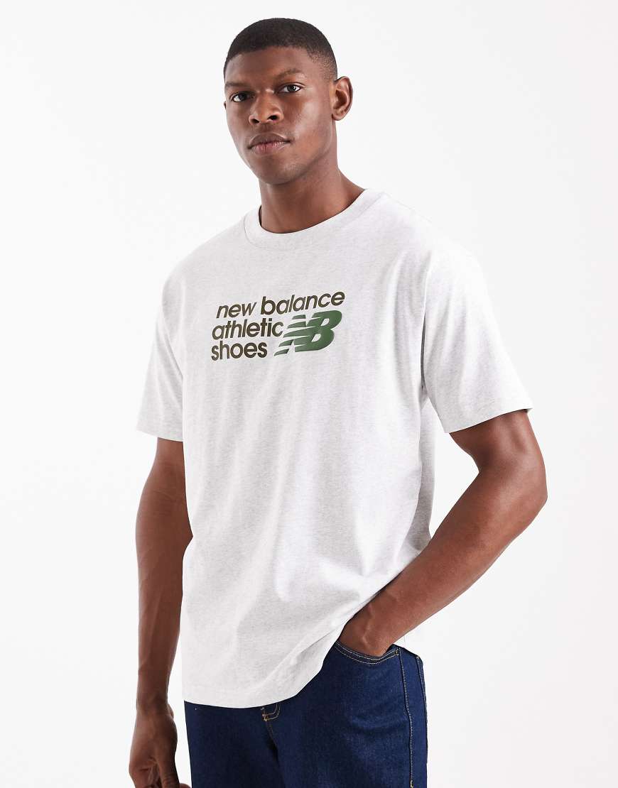 New Balance - Athletics - Hochwertiges Relaxed-Fit-T-Shirt in Grau mit Logo auf der Brust von New Balance
