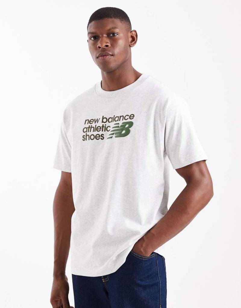 New Balance - Athletics - Hochwertiges Relaxed-Fit-T-Shirt in Grau mit Logo auf der Brust von New Balance