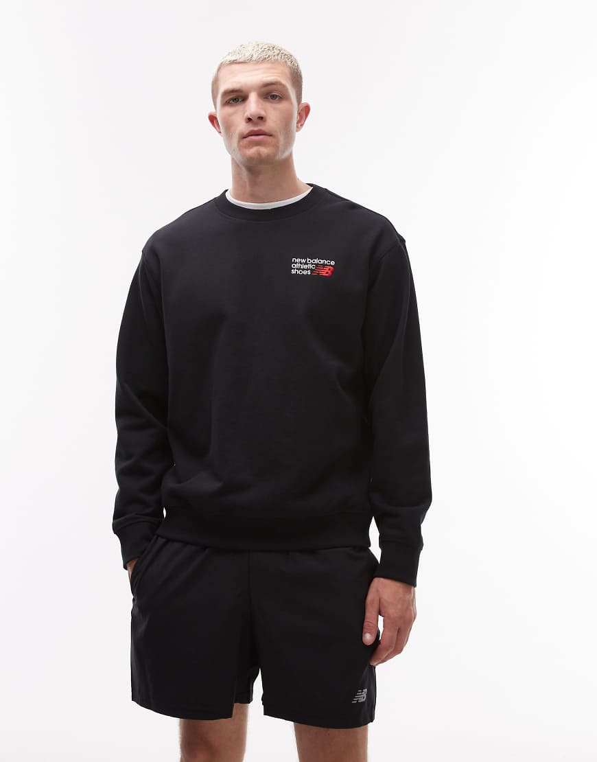 New Balance - Athletics - Hochwertiges Sweatshirt in Schwarz mit Logo und Rundhalsausschnitt New Balance - Athletics - Hochwertiges Sweatshirt in Schwarz mit Logo und Rundhalsausschnitt von New Balance