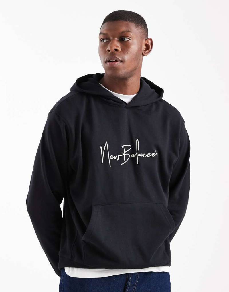 New Balance - Athletics - Kapuzenpullover in Schwarz mit Signatur von New Balance