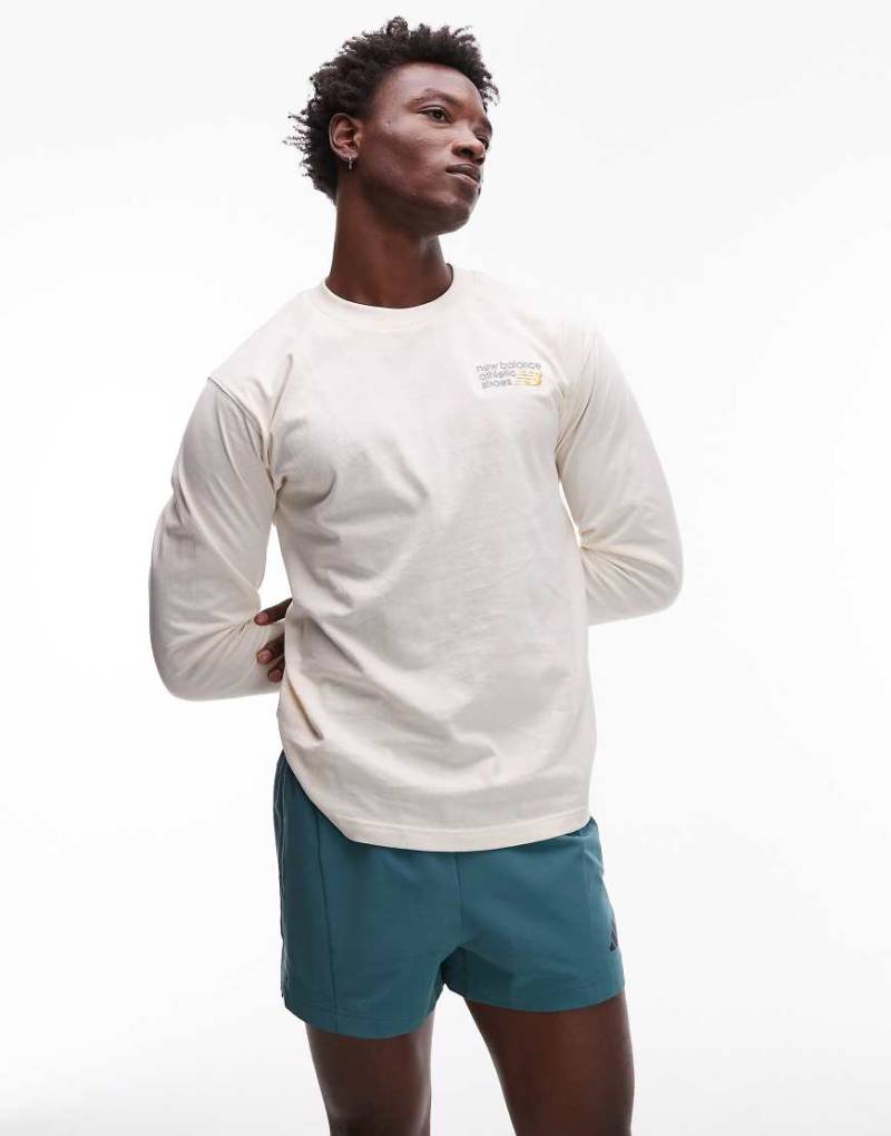 New Balance - Athletics - Premium - Langärmliges T-Shirt in Wollweiß mit Rückenlogo von New Balance