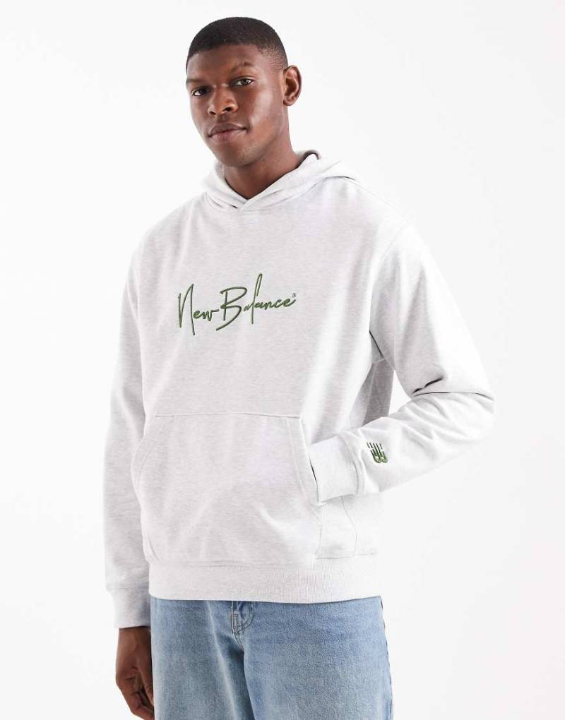 New Balance - Athletics Signature - Kapuzenpullover in Grau mit Signatur von New Balance