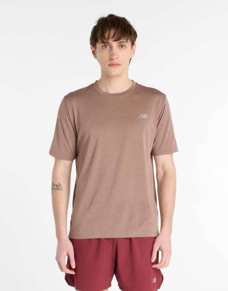 New Balance - Athletics - T-Shirt in brauner, melierter Schatten-Brown von New Balance