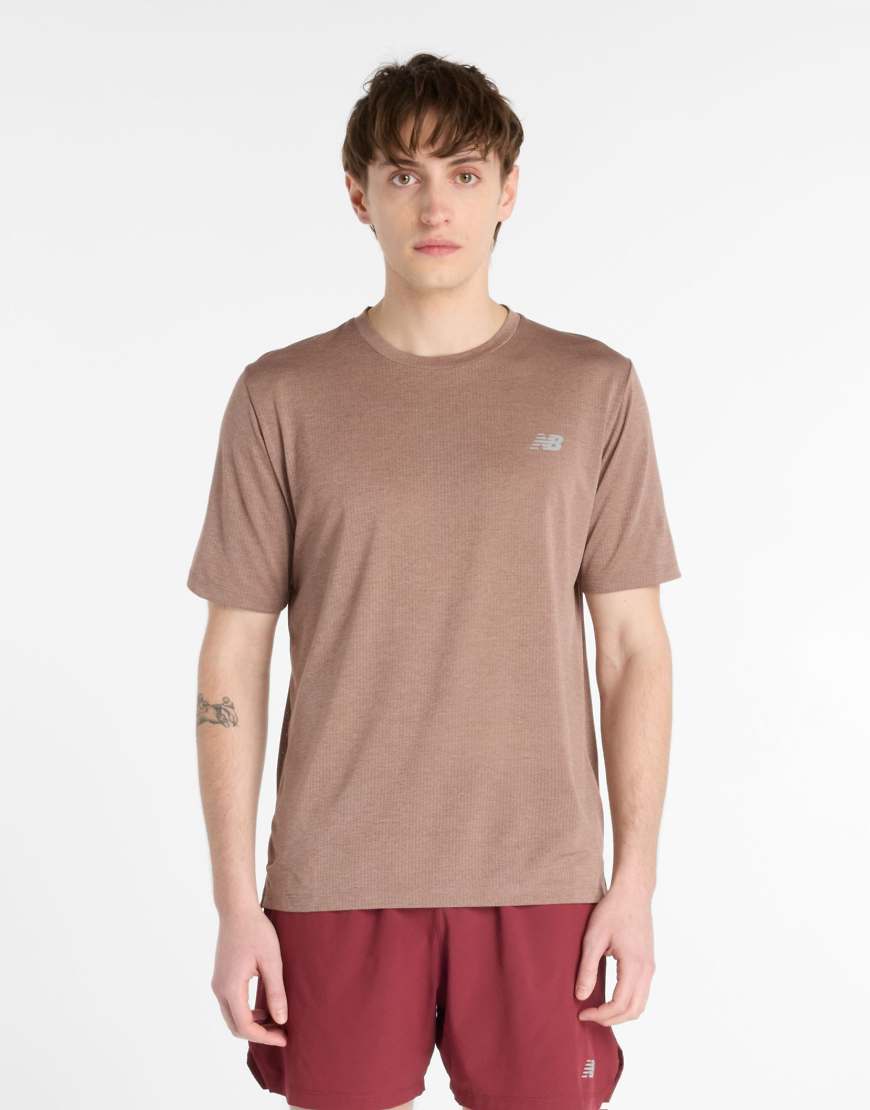 New Balance - Athletics - T-Shirt in brauner, melierter Schatten-Brown von New Balance