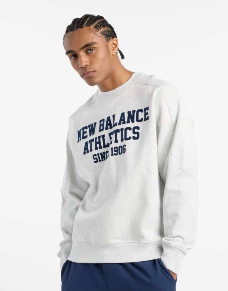 New Balance - College-Sweatshirt aus French Terry in Asch-Heidegrau mit Grafikprint von New Balance