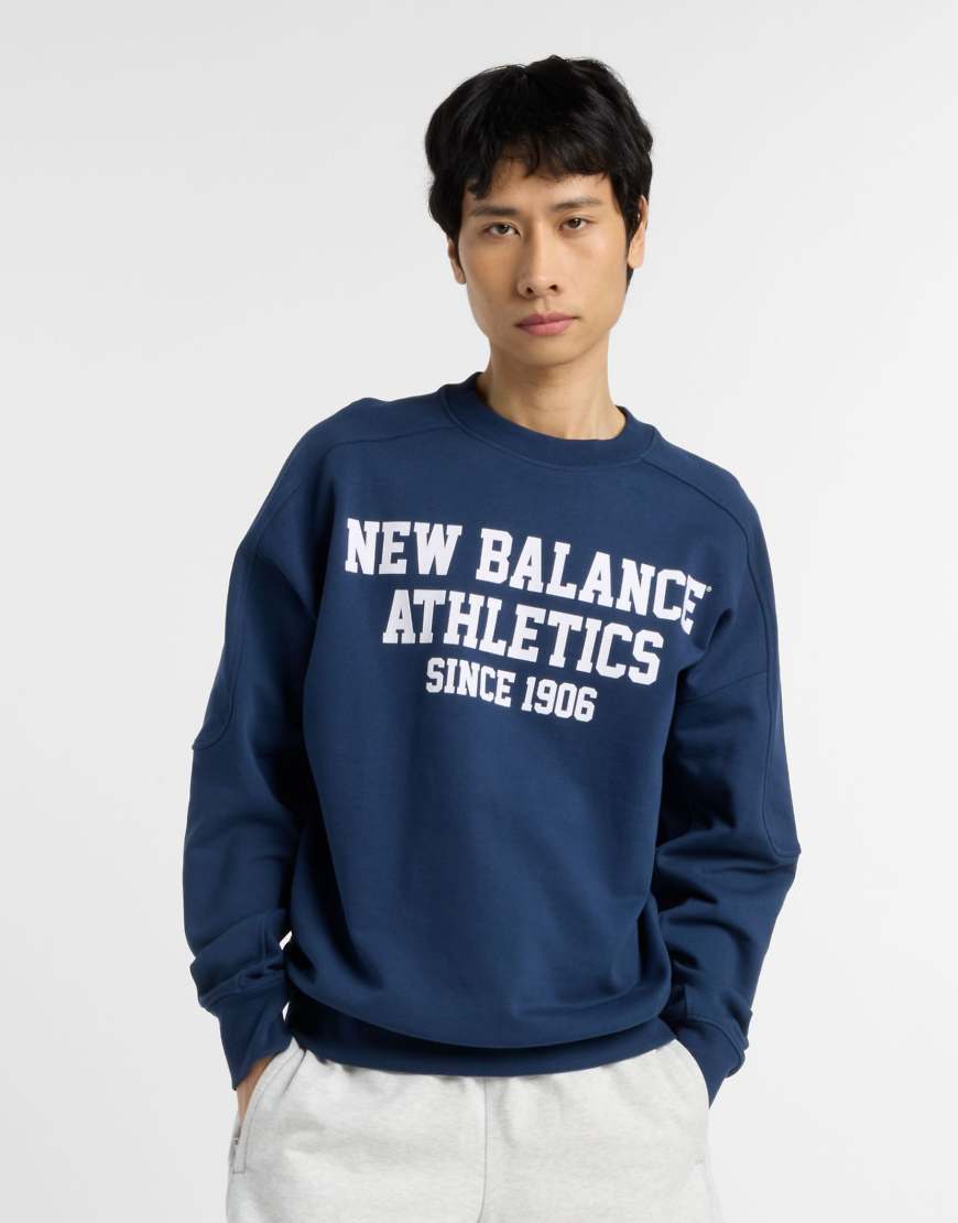 New Balance - College-Sweatshirt aus French Terry in NB-Marineblau mit Grafikprint von New Balance