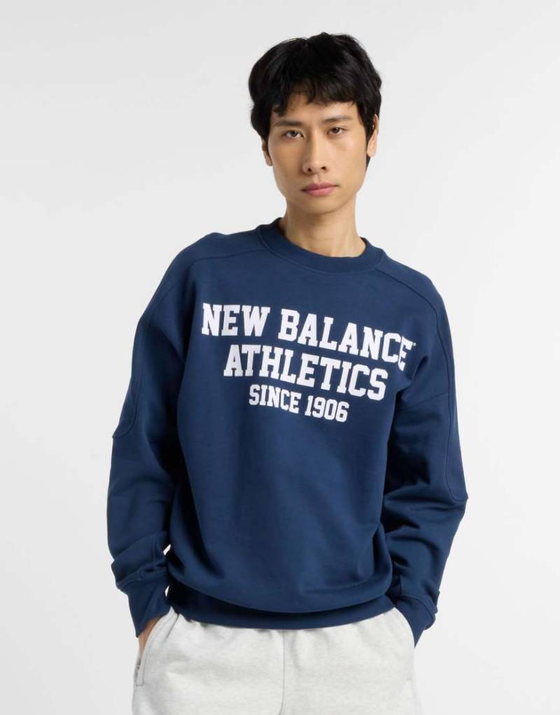New Balance - College-Sweatshirt aus French Terry in NB-Marineblau mit Grafikprint von New Balance