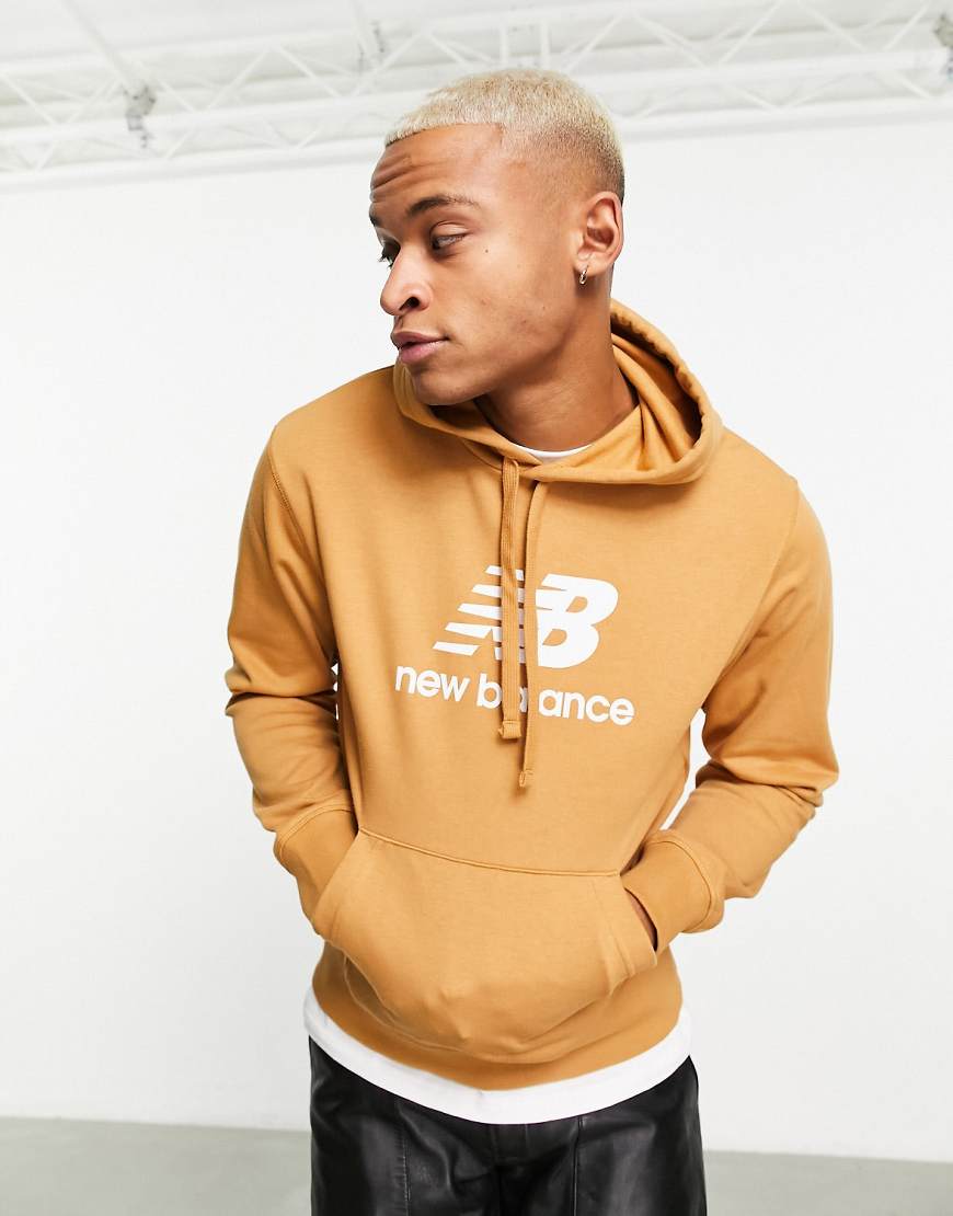 New Balance - Essentials - Fleece-Kapuzenpullover in Hellbraun mit Stapel-Logo von New Balance