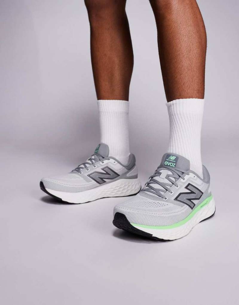 New Balance - Evoz - Laufsneaker in Grau und Grün von New Balance