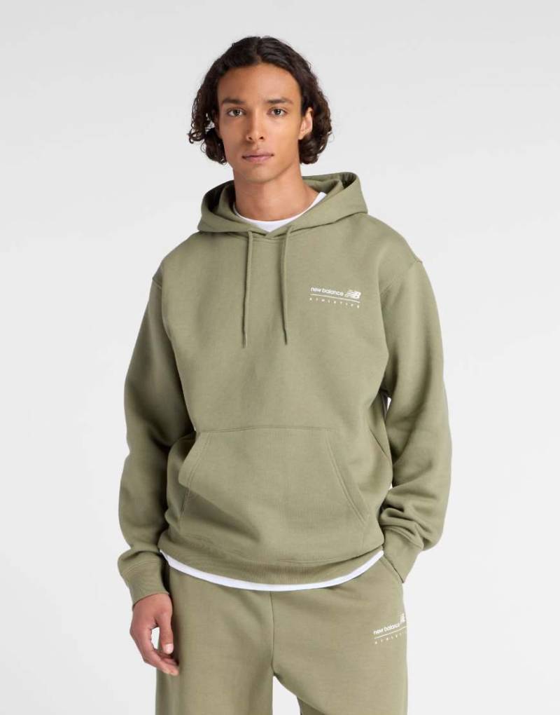New Balance - Fleece-Kapuzenpullover in dunklem Olivgrün mit linearem Grafikprint von New Balance