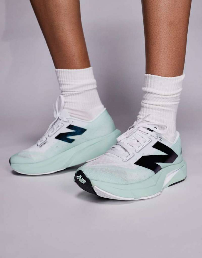 New Balance - FuelCell Rebel V4 - Lauf-Sneaker in Weiß und Grün von New Balance