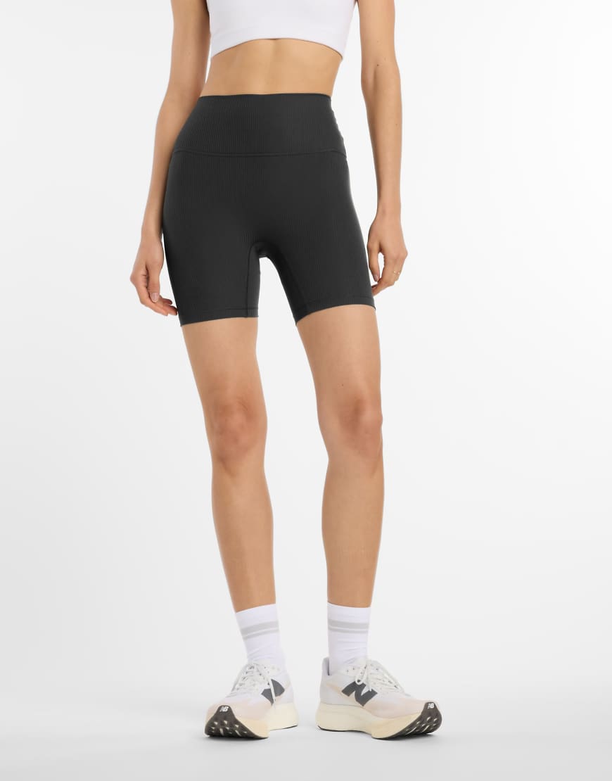 New Balance - Gerippte Shorts in Schwarz mit hohem Bund, 6 Zoll Schrittlänge New Balance - Gerippte Shorts in Schwarz mit hohem Bund, 6 Zoll Schrittlänge von New Balance