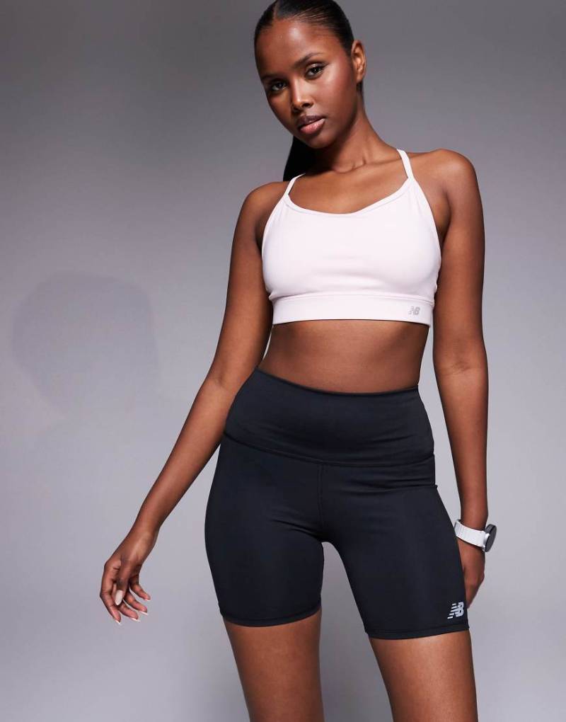 New Balance - Harmony - Shorts in Schwarz mit hohem Bund New Balance - Harmony - Shorts in Schwarz mit hohem Bund von New Balance