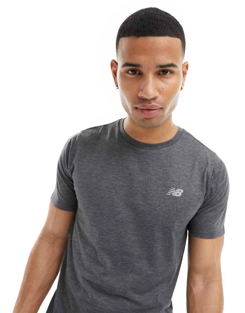 New Balance - Heathertech - Sport-T-Shirt in Dunkelgrau-Schwarz New Balance - Heathertech - Sport-T-Shirt in Dunkelgrau-Schwarz von New Balance