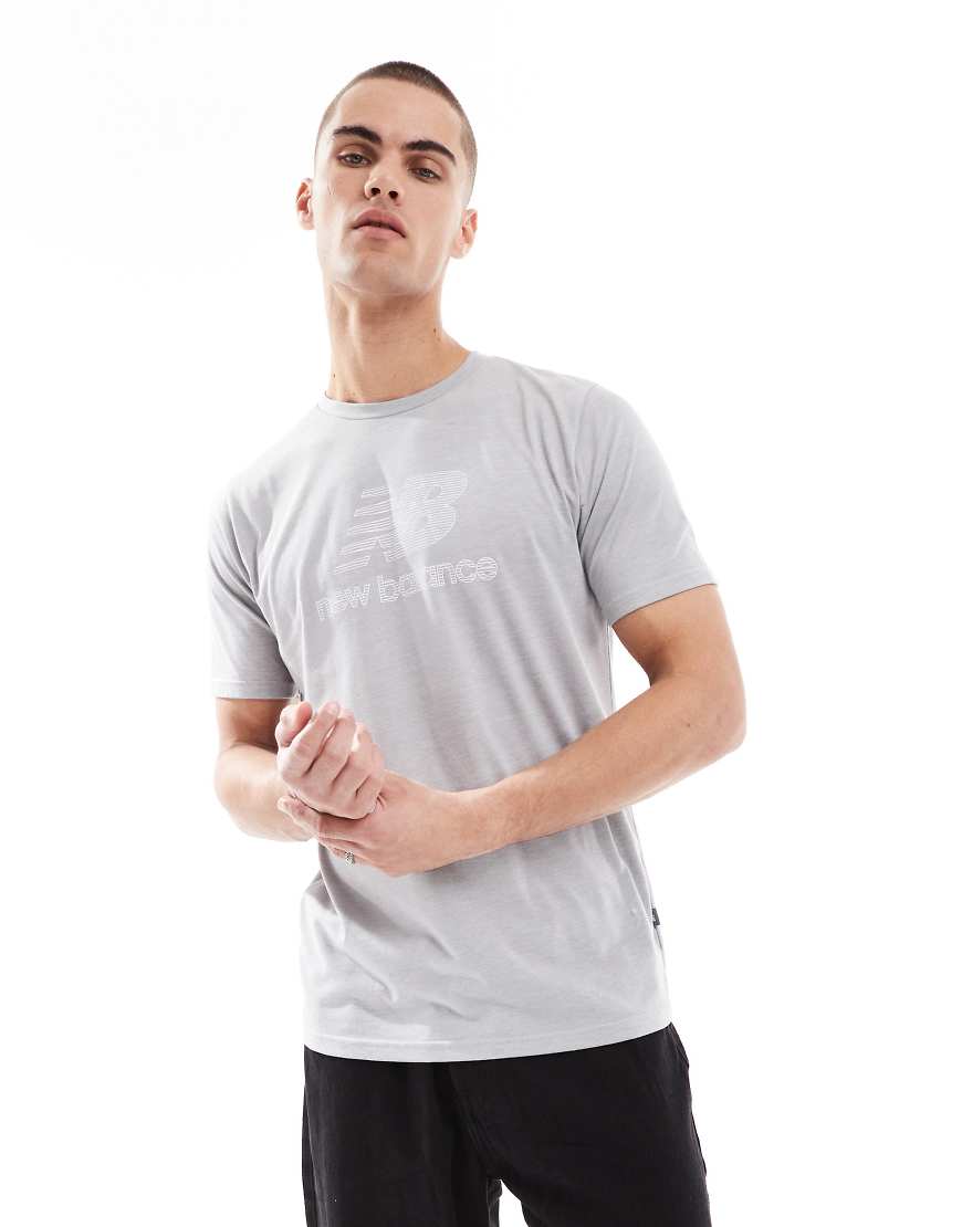 New Balance - Heathertech - T-Shirt in Grau mit Logo von New Balance